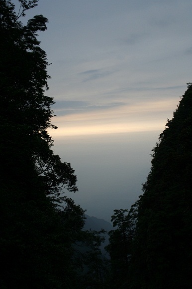峨眉山の夜明け