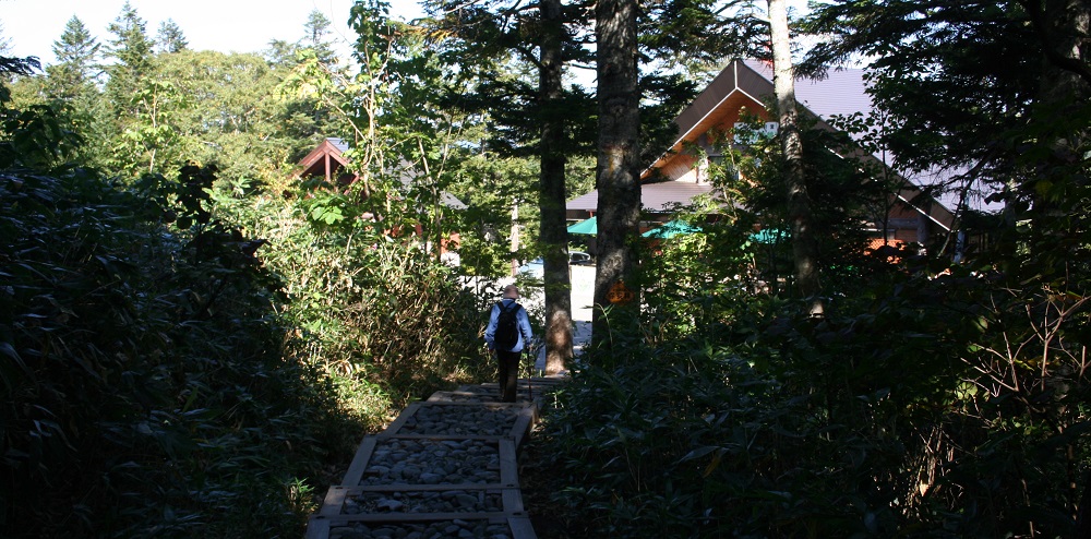 沼山峠バス停留所からの登り道