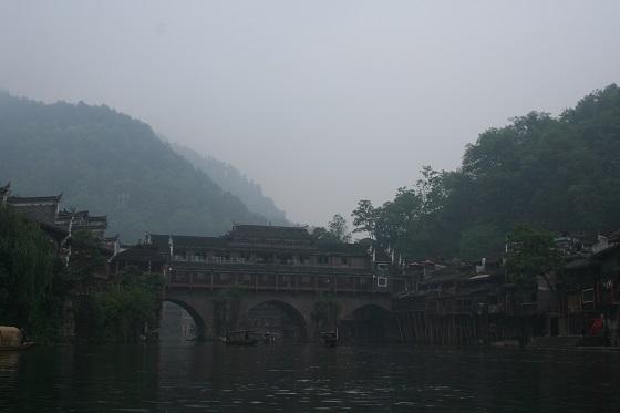 湖南省湘西土家族苗族自治州鳳凰古城～沱江から虹橋を